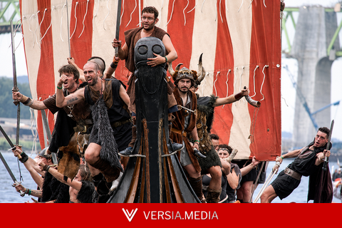 En Galicia hay un pueblo que todos los veranos recrea un desembarco vikingo con 'drakkars'. Y tiene todo el sentido